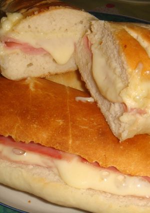 Una foto de Calentitos de jamón y muzzarella con pan casero