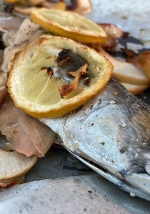 Φωτογραφία της συνταγής Σκουμπρί με τζίντζερ και μήλα στον φούρνο