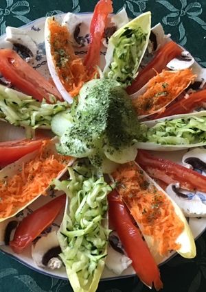 Une photo de Salade « fleur » aux tomates endives courgettes concombre et champignons