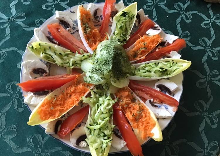 Comment Servir Salade « fleur » aux tomates endives courgettes concombre et champignons