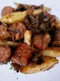 Cazuelita de chorizo criollo, butifarra, patatas y champiñones