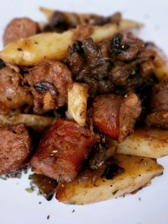 Una foto de Cazuelita de chorizo criollo, butifarra, patatas y champiñones