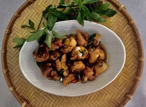 Hình của món Gà kho lá quế.