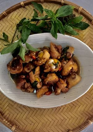Hình của món Gà kho lá quế.