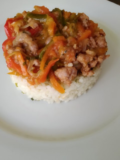 Una foto de Arroz con picadillo de butifarra y verduritas