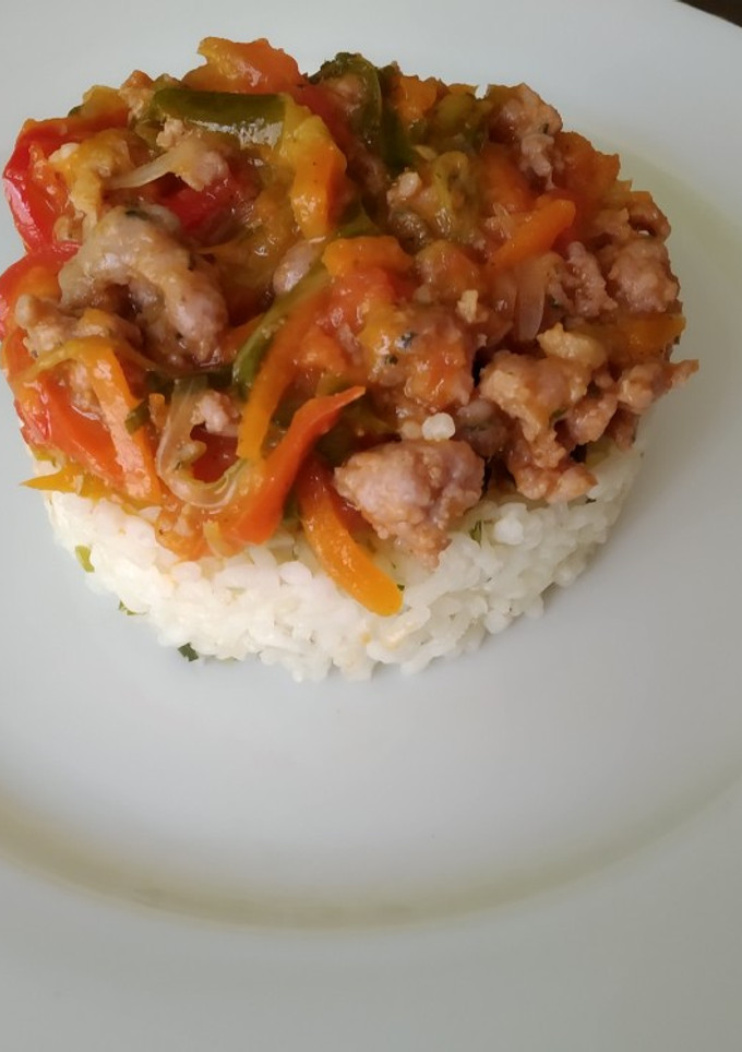 Una foto de Arroz con picadillo de butifarra y verduritas