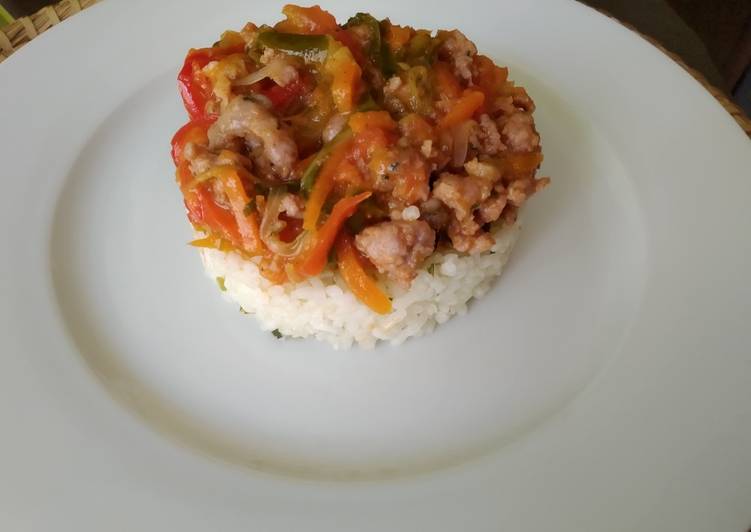 Arroz con picadillo de butifarra y verduritas