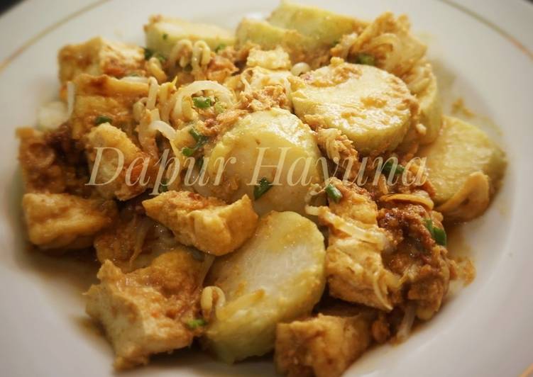 1. Lontong Tahu (Tahu Bumbu)
