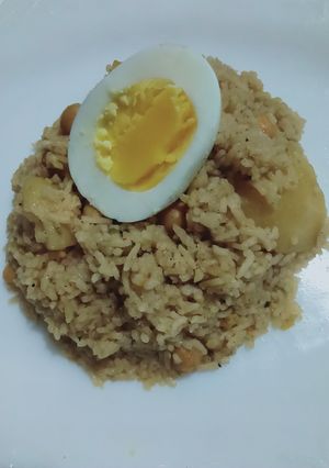 A picture of Chana aloo pulao.