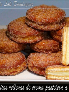 Una foto de Galletas fritas rellenas de crema pastelera a la vainilla
