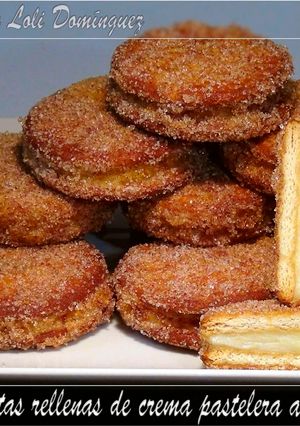 Foto principal de Galletas fritas rellenas de crema pastelera a la vainilla