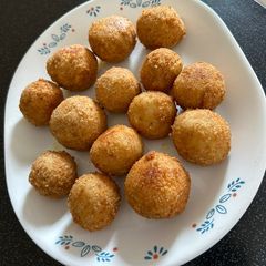 A picture of Arancini Balls.