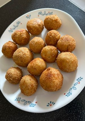 A picture of Arancini Balls.