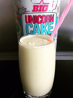 Una foto de Smoothie de mango con sabor a unicornio 😂