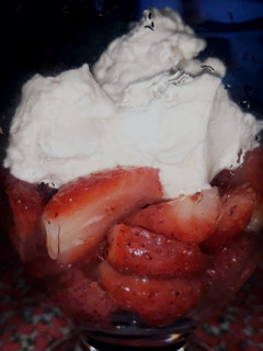 Una foto de Frutillas con crema chantilly 🍓
