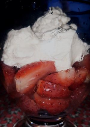 Una foto de Frutillas con crema chantilly 🍓