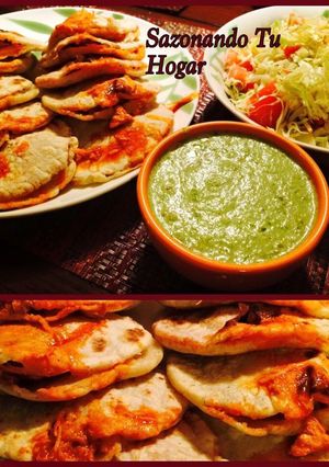Una foto de Gorditas en chile colorado y queso💖