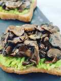 Avocado toast ai funghi