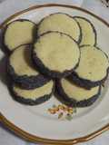 Alfajorcitos con dulce de leche al chocolate y semillas de amapolas