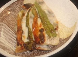 Una foto de Dorada con queso y pimientos