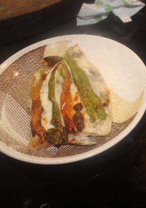 Una foto de Dorada con queso y pimientos