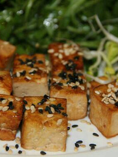 Una foto de Tofu en soya y sésamo