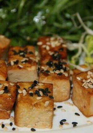 Una foto de Tofu en soya y sésamo