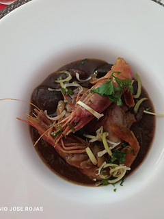 Una foto de Suquet de gambas con patatas azules
