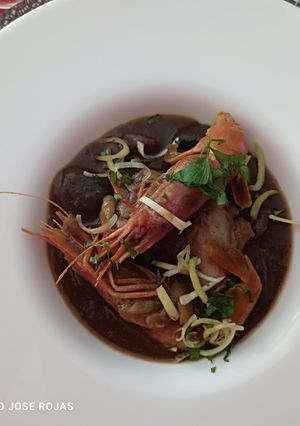 Una foto de Suquet de gambas con patatas azules