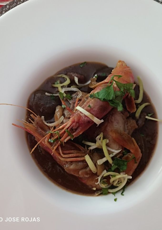 Una foto de Suquet de gambas con patatas azules