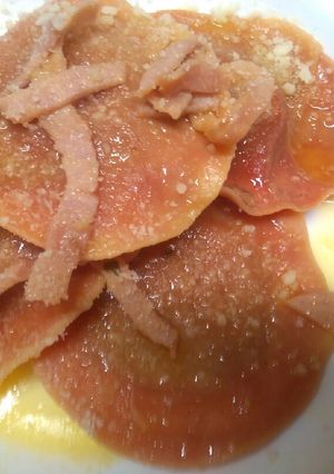 Foto di Ravioli con sfoglia alla rapa rossa e ripieno di radikio e speck