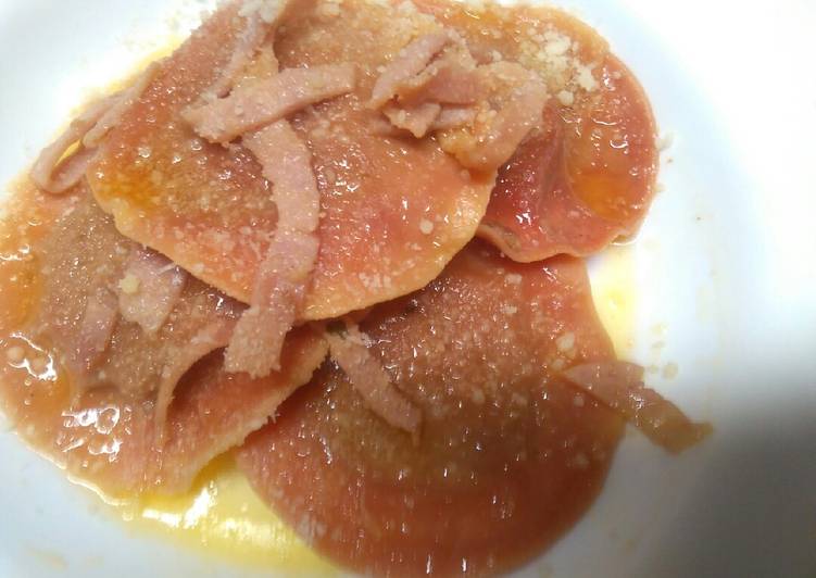 Ravioli con sfoglia alla rapa rossa e ripieno di radikio e speck