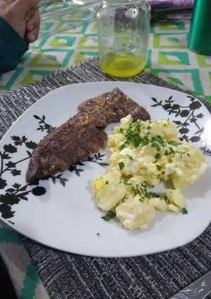 Una foto de Entraña a la mostaza con ensalada de papa