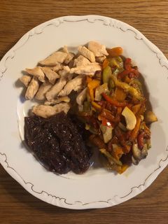 Csirkefalatok zöldségkörettel, hagymalekvárral recept fotója