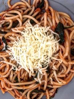 O poză a rețetei Spaghete cu spanac și sos de roșii.