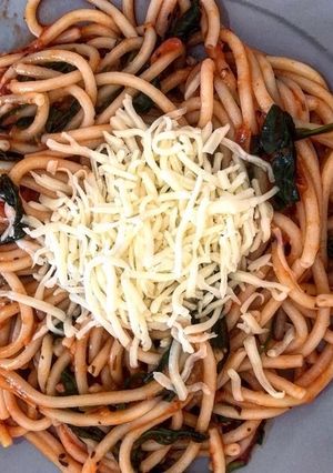 O poză a rețetei Spaghete cu spanac și sos de roșii.