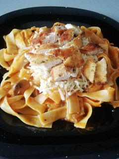 Una foto de Tagliatella / Tallarines 🍝con tomate 🍅 y pollo empanado 🍗