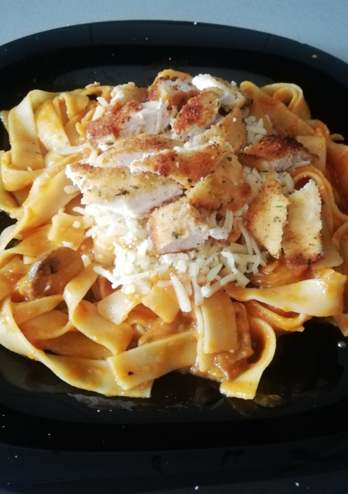 Una foto de Tagliatella / Tallarines 🍝con tomate 🍅 y pollo empanado 🍗