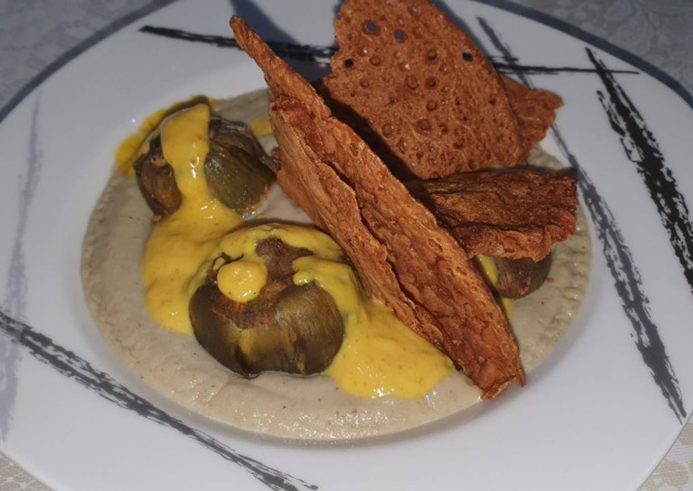 Crema de alcachofas, alcachofas al horno y crujiente de gambón