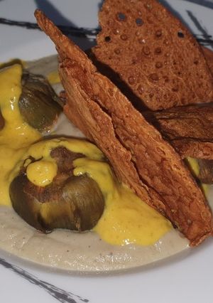 Una foto de Crema de alcachofas, alcachofas al horno y crujiente de gambón