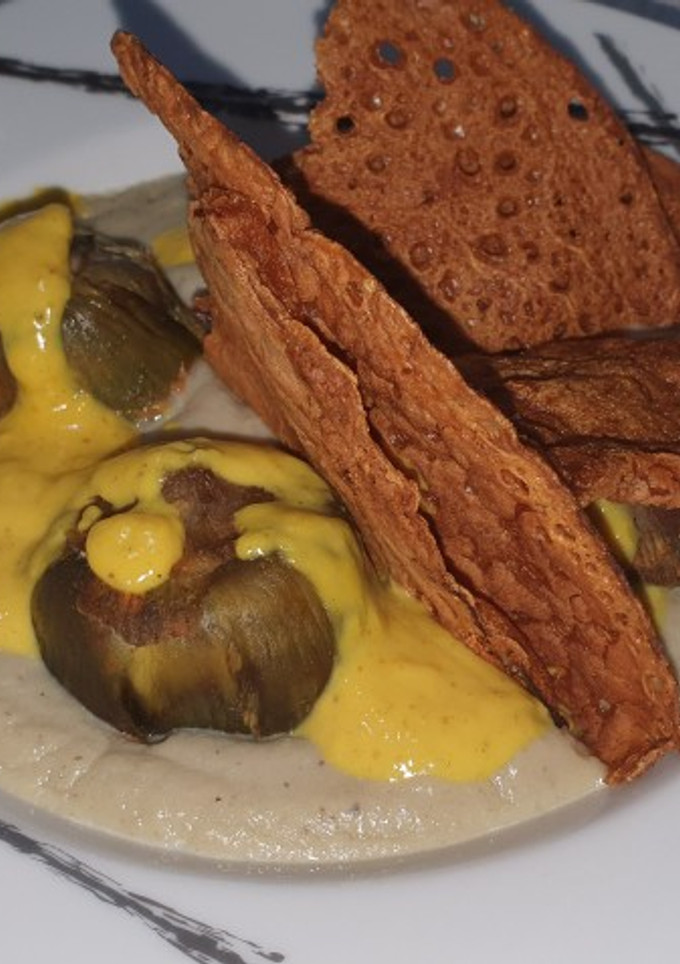 Una foto de Crema de alcachofas, alcachofas al horno y crujiente de gambón