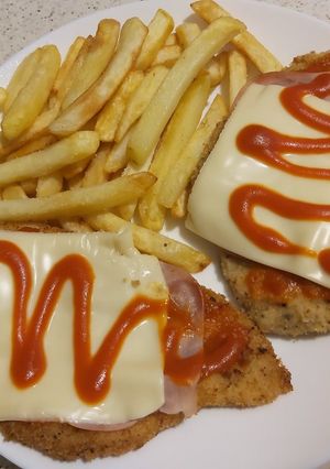 Una foto de Filete de pollo a la napolitana😋