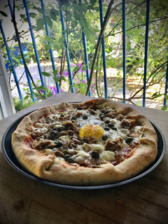 Foto principal de Pizza de atún con borde de queso
