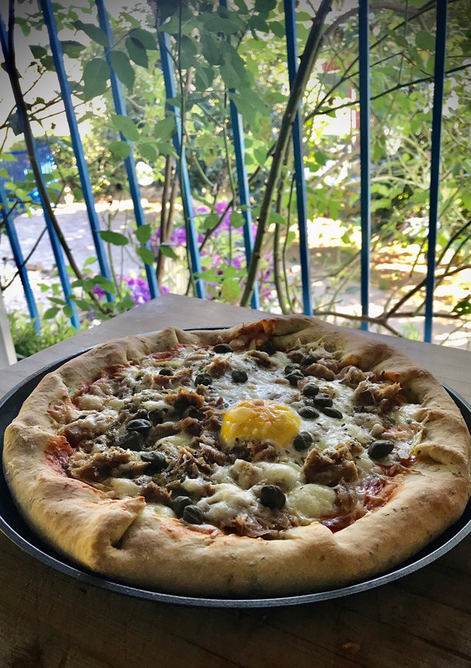 Una foto de Pizza de atún con borde de queso