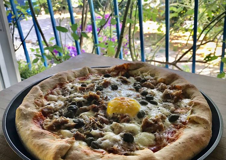 Pizza con borde de queso y atún