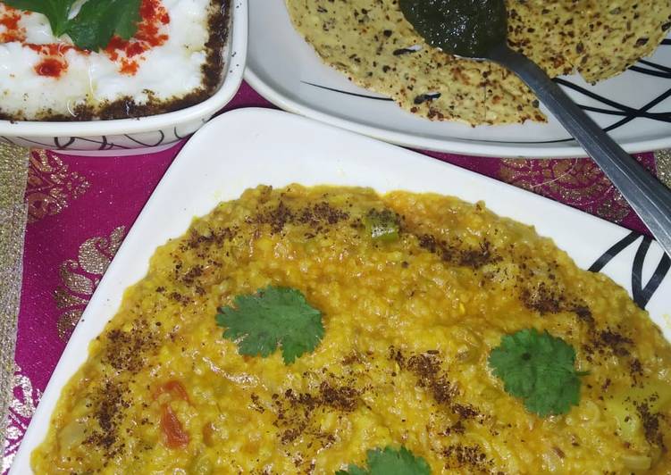 Steps to Prepare Award-winning Daliya khichdi with curd,papad and chutney