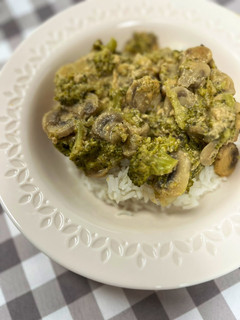 Una foto de Strogonoff de brócoli y champiñones