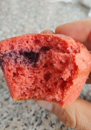 Una foto de Magdalenas saludables proteicas con mermelada de arándanos