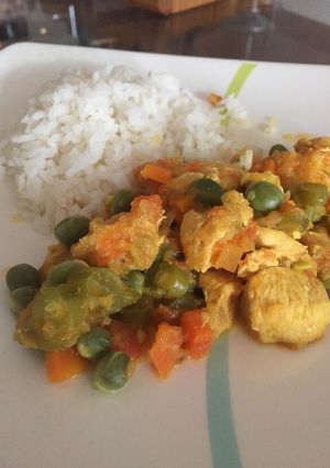 Una foto de Pollo con vegetales