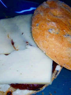 Una foto de Hamburguesa con pan de aceitunas